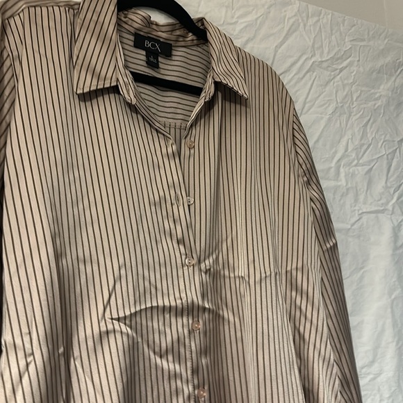 Woman’s blouse , fits beautifully longer in the back - Picture 4 of 4